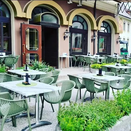 Cafe Zentral, Mit Fruehstueck 住宿加早餐酒店 Kotschach-Mauthen